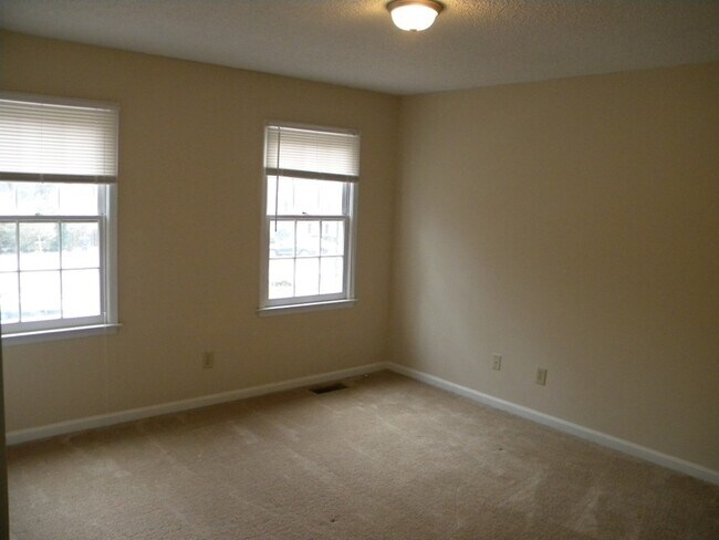 Building Photo - Norcross Hidden Gem! 2 Bed-2.5 Bath, New Paint and Flooring!