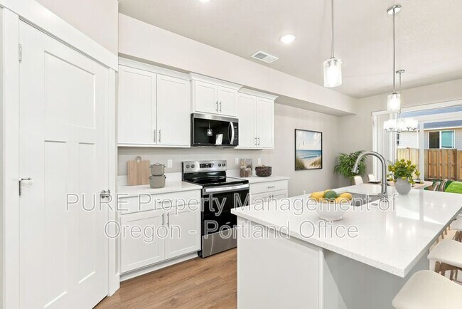 Building Photo - 582 NE Alderwood Dr