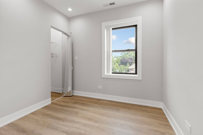 Building Photo - 1548 W Juneway Terrace