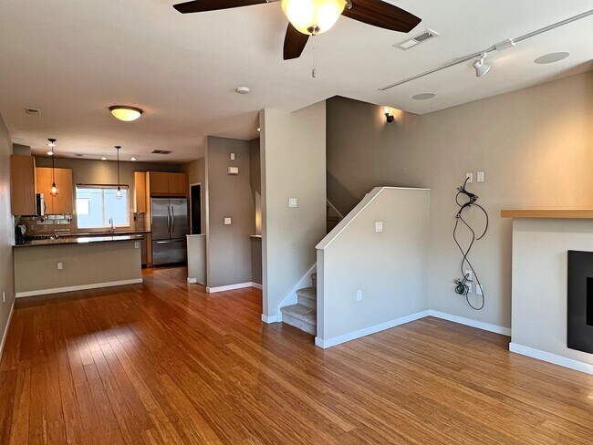 Building Photo - 2411 W Argyle Pl