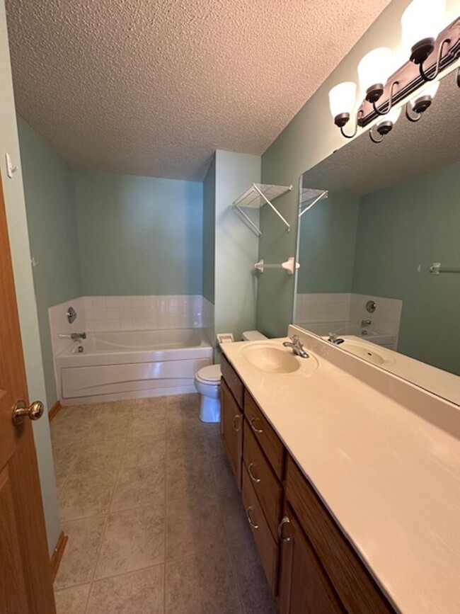 Building Photo - Spacious *2Bed*2Bath townhome Cottage Grov...