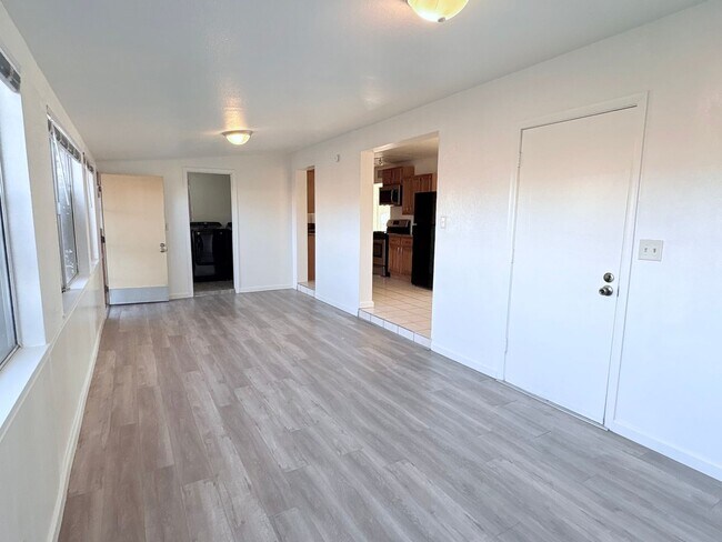 Building Photo - 3 Bed/2 Bath home with backyard and swimming pool!