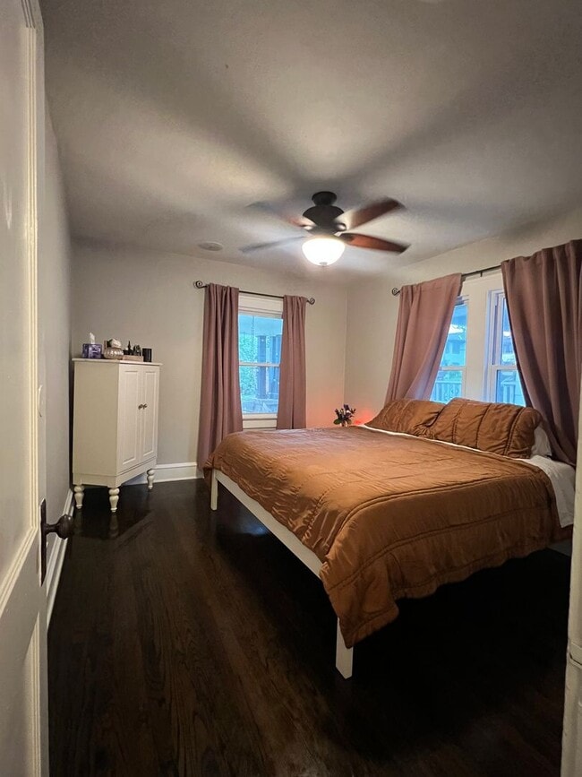 Building Photo - {4331} Updated West Plaza Bungalow + Moder...