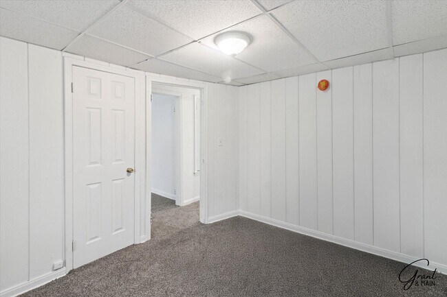 Building Photo - $1350 5 bedroom 2 bath