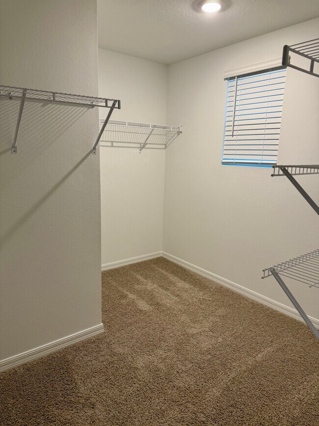 Building Photo - 4233 Foxway Dr
