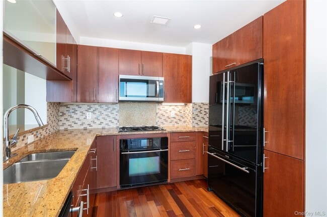 Building Photo - 175 Huguenot St