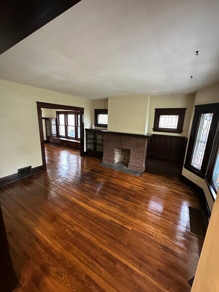 Building Photo - 1302 W 102nd St