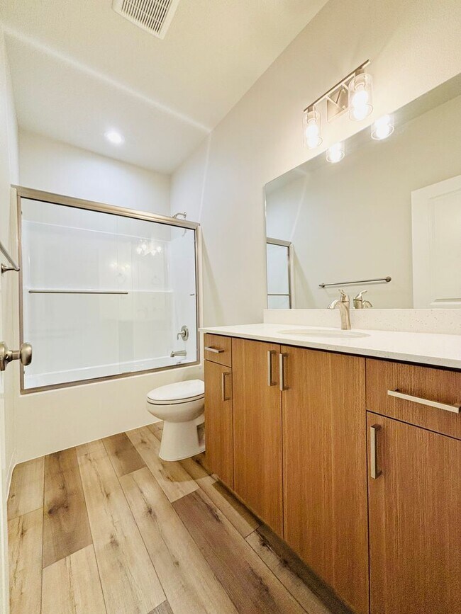 Building Photo - 2434 Leonard Ln