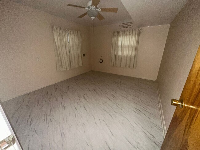 Building Photo - Available NOW - 4 beds/ 2 baths - $2,000/mo