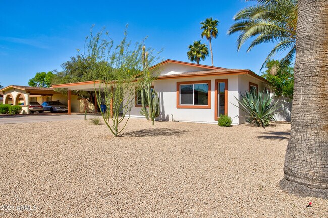 Building Photo - 4806 S La Rosa Dr
