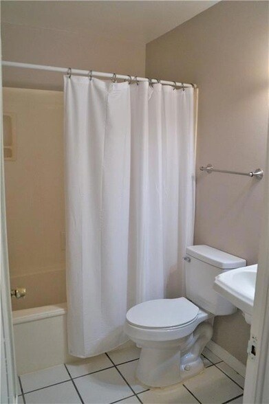 Building Photo - 212 W 20th Ave