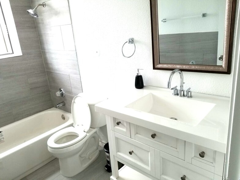 Building Photo - 5750 Phoenix Dr