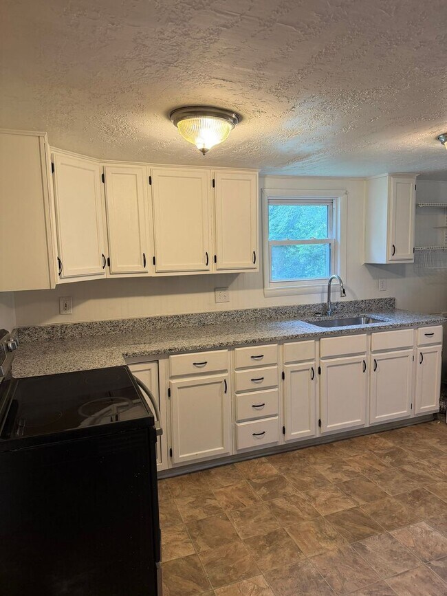 Building Photo - Charming 2 Bed 1 Bath Home with Fenced Backyard in Excelsior Springs