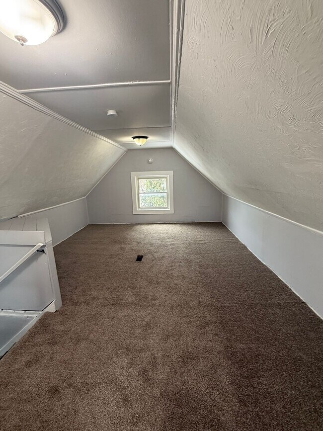 Building Photo - 4bd Single Collinwood Cash Pay/Section 8