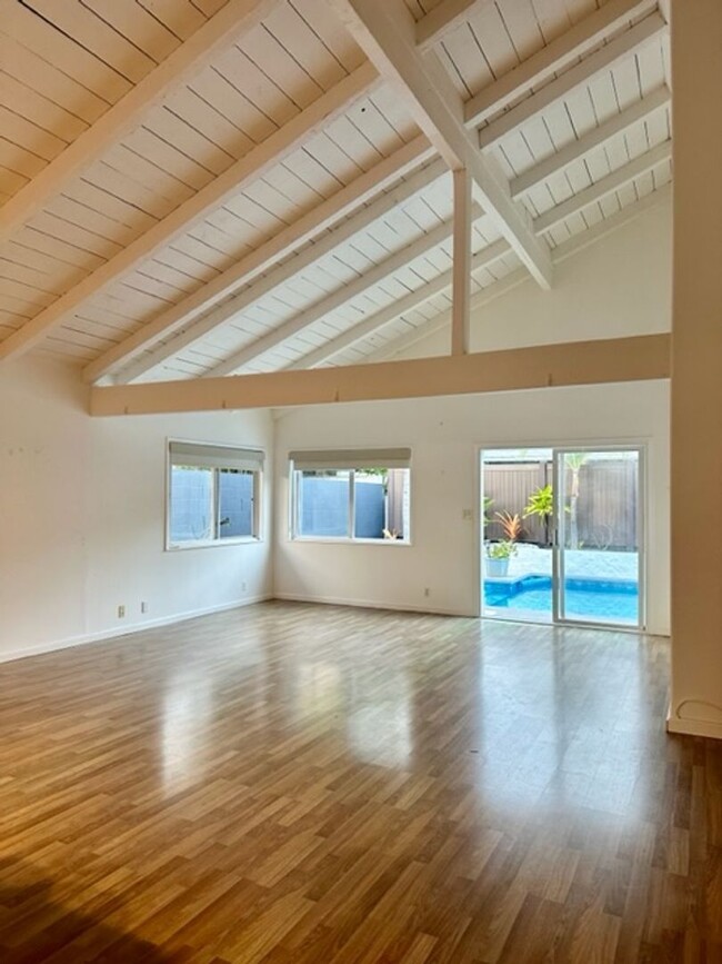 Building Photo - Beautifully Updated, Spacious, Single Leve...