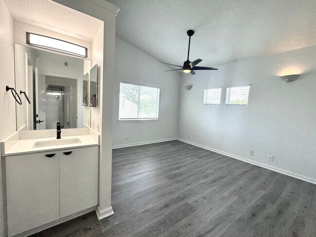 Building Photo - Remodeled 6 Bedroom in North Campus off Speedway