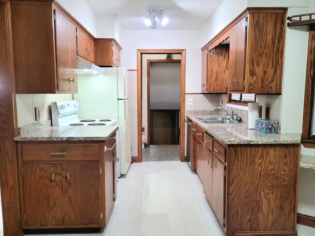 Building Photo - Great Roseville Home, Moundsview Schools, ...