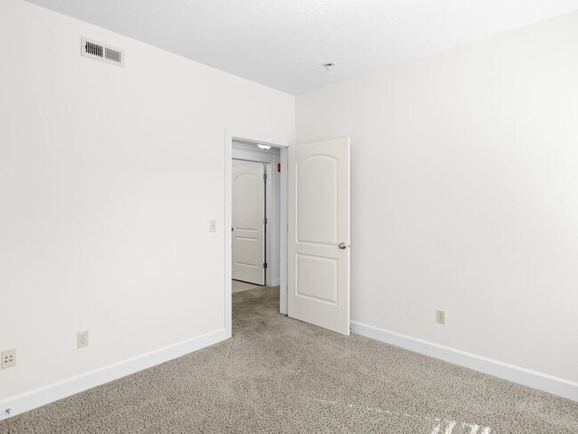 Building Photo - Luxurious Condo in North Orem