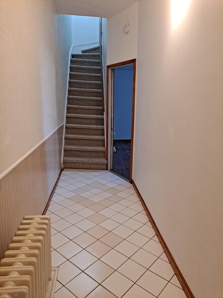 foyer unit 2 - 837 W Liberty St