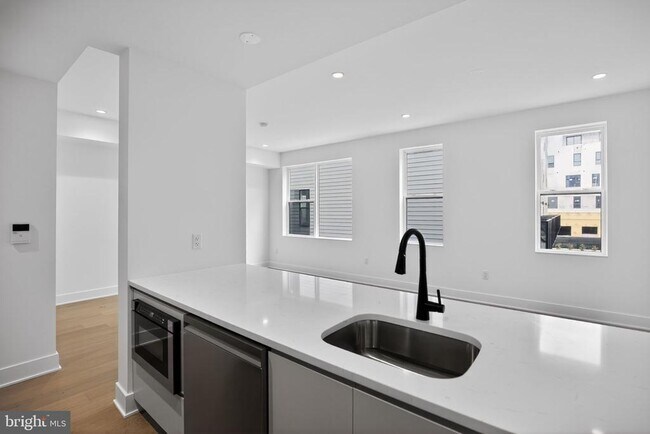 Building Photo - 635 N 7th St