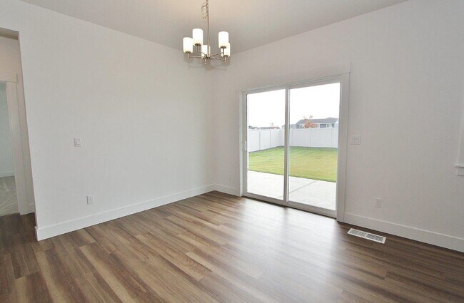 Building Photo - Immaculate Single-Level Home