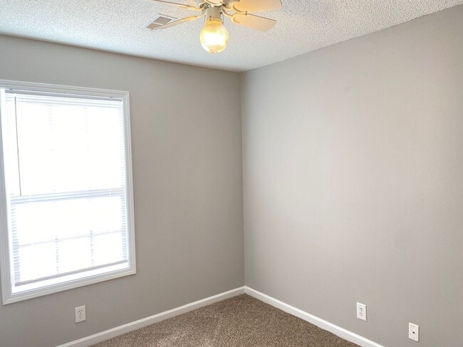 Building Photo - Great Rental....3/2 Bath, near playground,...