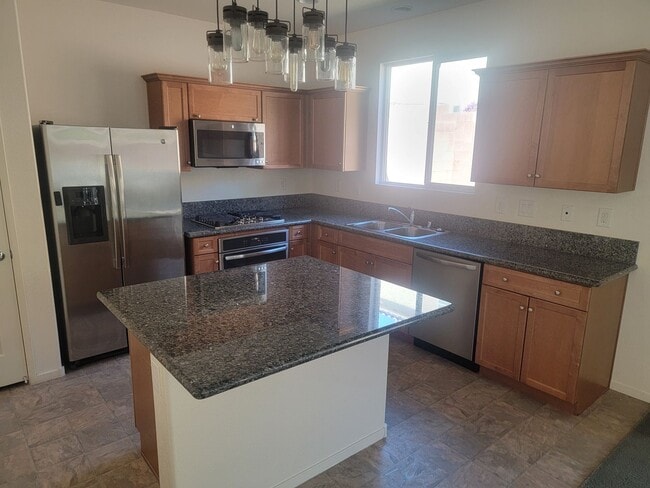 Building Photo - 2 story 4 bed 3 bath home with rooftop patio