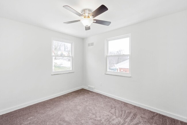 Building Photo - AVAILABLE MAY 1ST! UPDATED THROUGHOUT! 3-bedroom in Beechview!