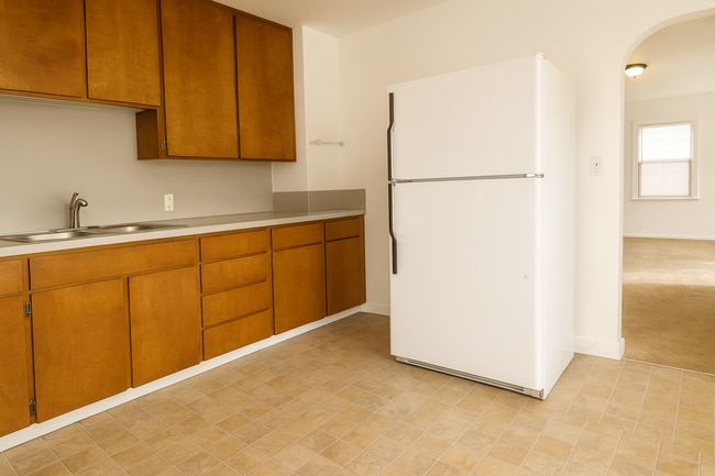 Building Photo - Comfort and Convenience in NE Bend. Pet-Friendly, 2-Bedroom Gem!