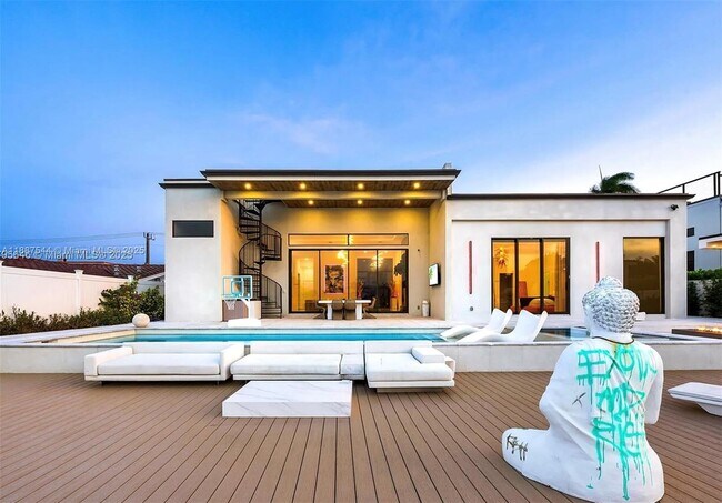 Building Photo - 2225 NE 19th St