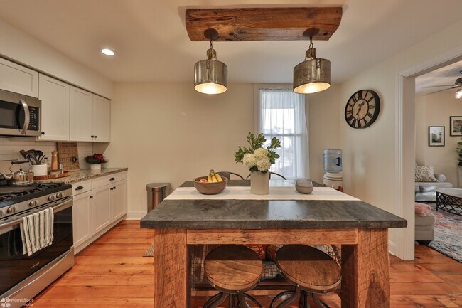 Kitchen - Island View - 909 Washington St