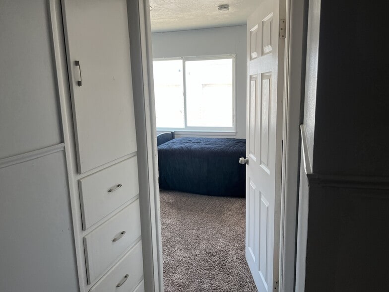Building Photo - 356 E 200 S
