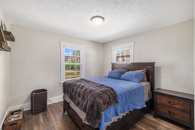 Building Photo - Charming 4Bed/2Bath with Two Huge Backyard