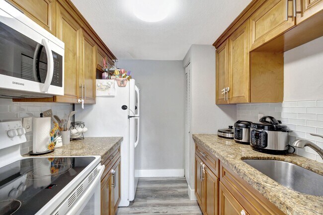 Building Photo - 2110 Sherwood Forest Blvd