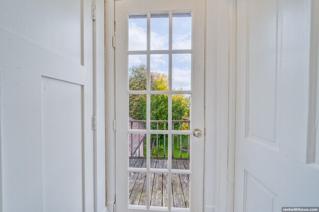 Building Photo - 328 Parkway Ave