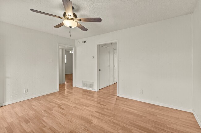 Building Photo - 100 Apache Hills Dr