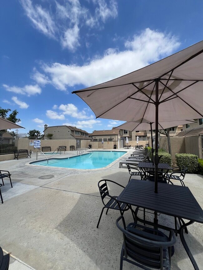 Building Photo - Townhome in the heart of Norwalk!