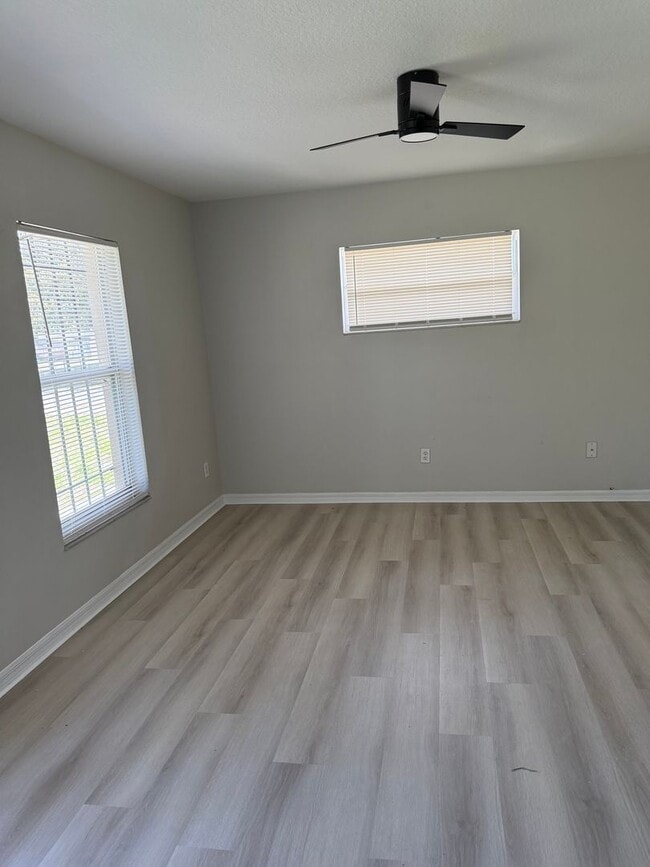 Building Photo - 3 Bed / 1 Bath Unit Available for Rent!
