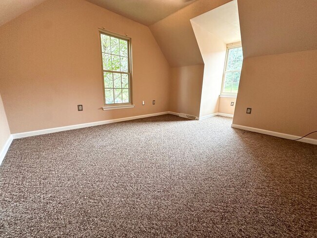 Building Photo - 1114 Skyview Dr