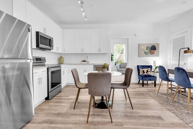 Building Photo - STUNNING MIDTOWN 2BED 2BATH