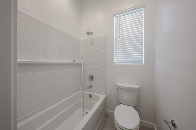 Building Photo - Beautiful 4 bedroom plus den home in Aloravita