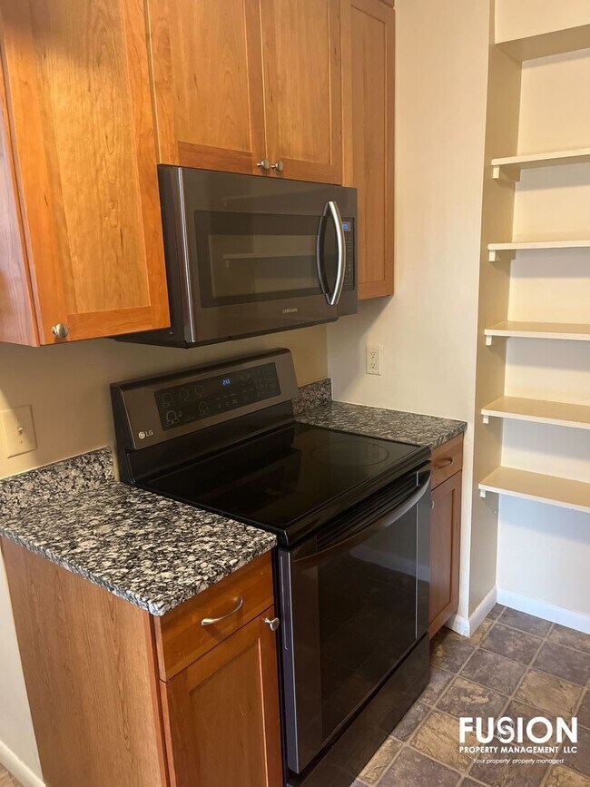 Building Photo - 3 Bedroom/2 Bathroom Condo Right Near Oakledge Park w/Pool!