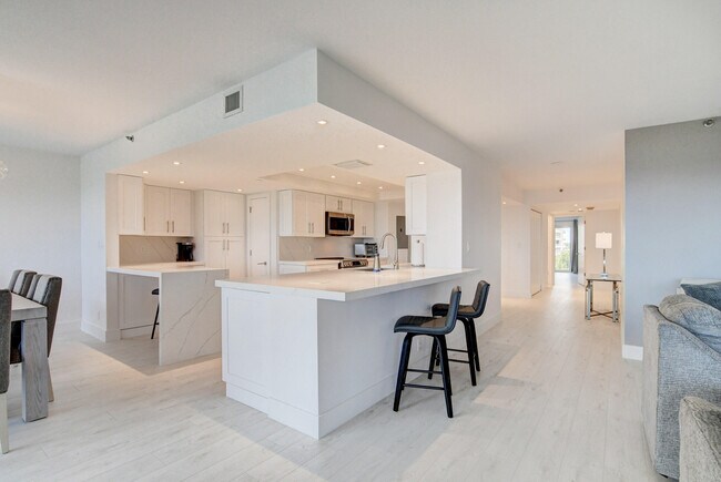 Building Photo - 4301 N Ocean Blvd