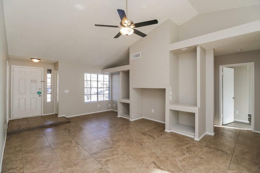 Building Photo - 657 W Shawnee Dr