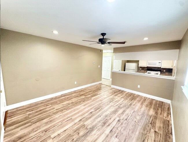 Building Photo - Perfect Student Retreat – Private 1BR Cottage Near UNT