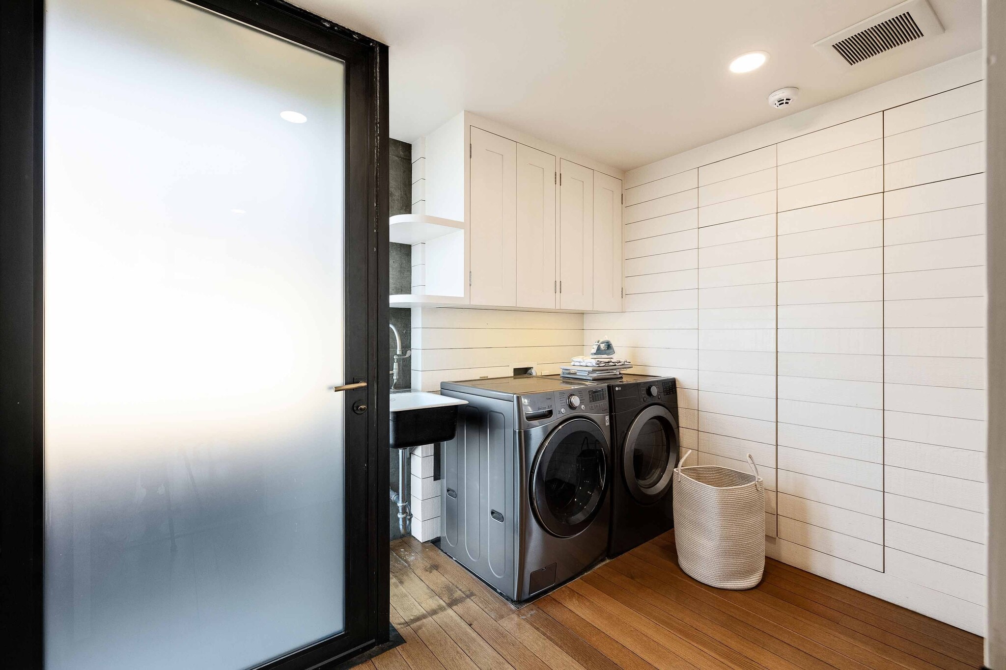 Building Photo - 1812 The Strand