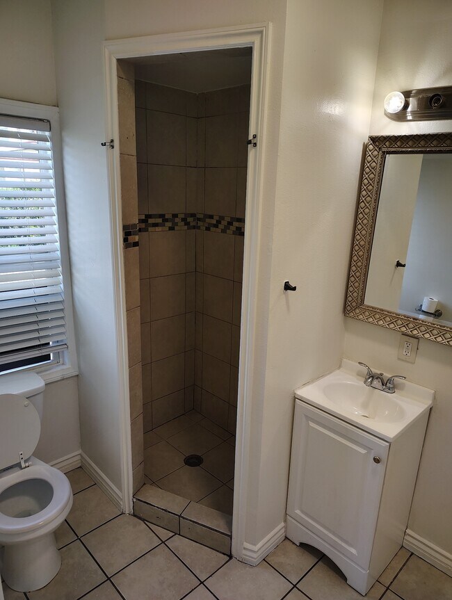 Building Photo - 818 E Rte 66