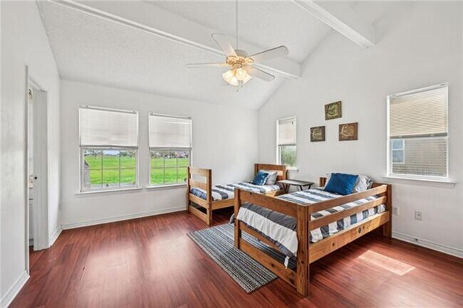 Building Photo - Three Bedroom Three Bathroom