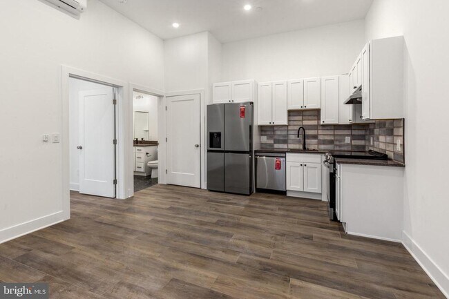 Building Photo - 2214 N Front St