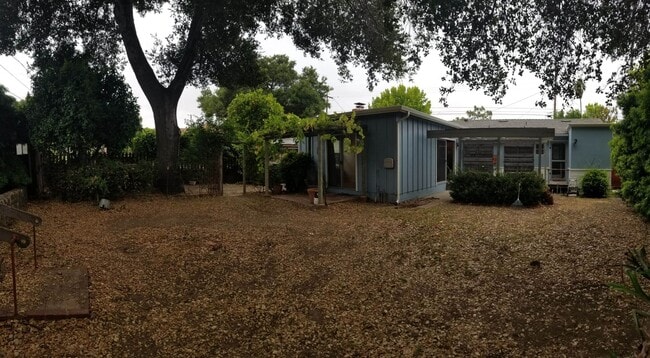 Building Photo - 5 bedrooms 2 baths close to campus and huge Backyard!